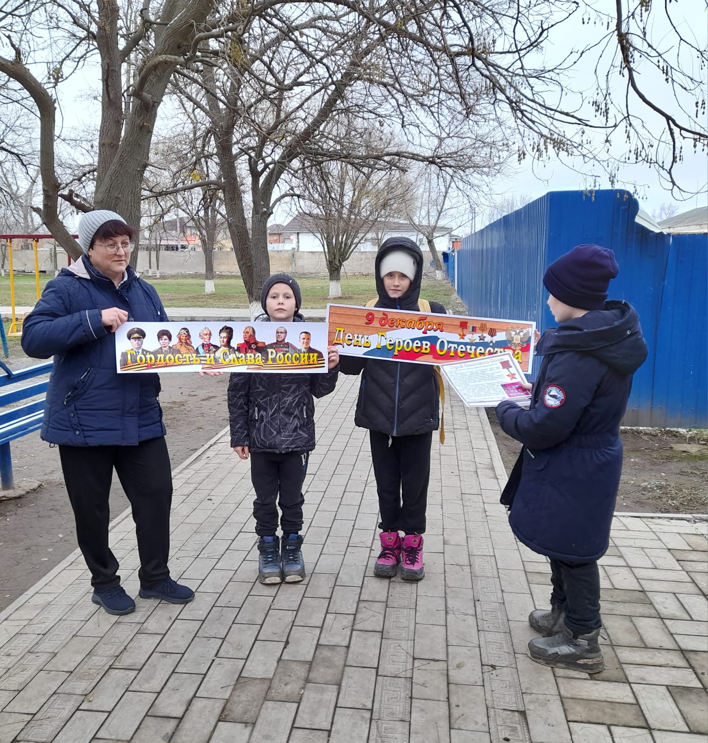 Фото 1. 09.12.2024 Патриотическая акция Мы славим вас Отечества сыны в Зимовниковском отделе