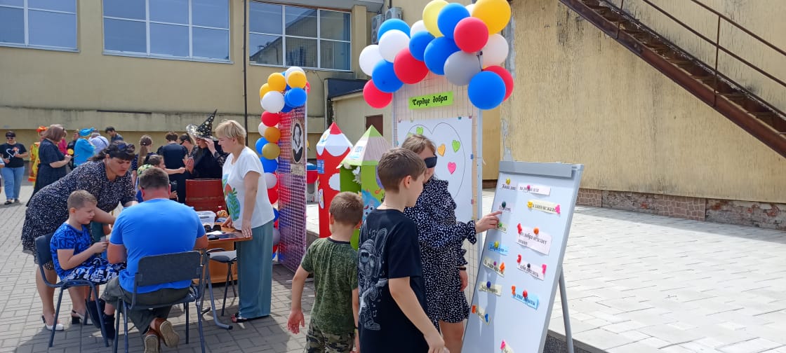 Фото 2. 01.06.2024 Литературно игровая программа Разноцветная планета детства. ДБ