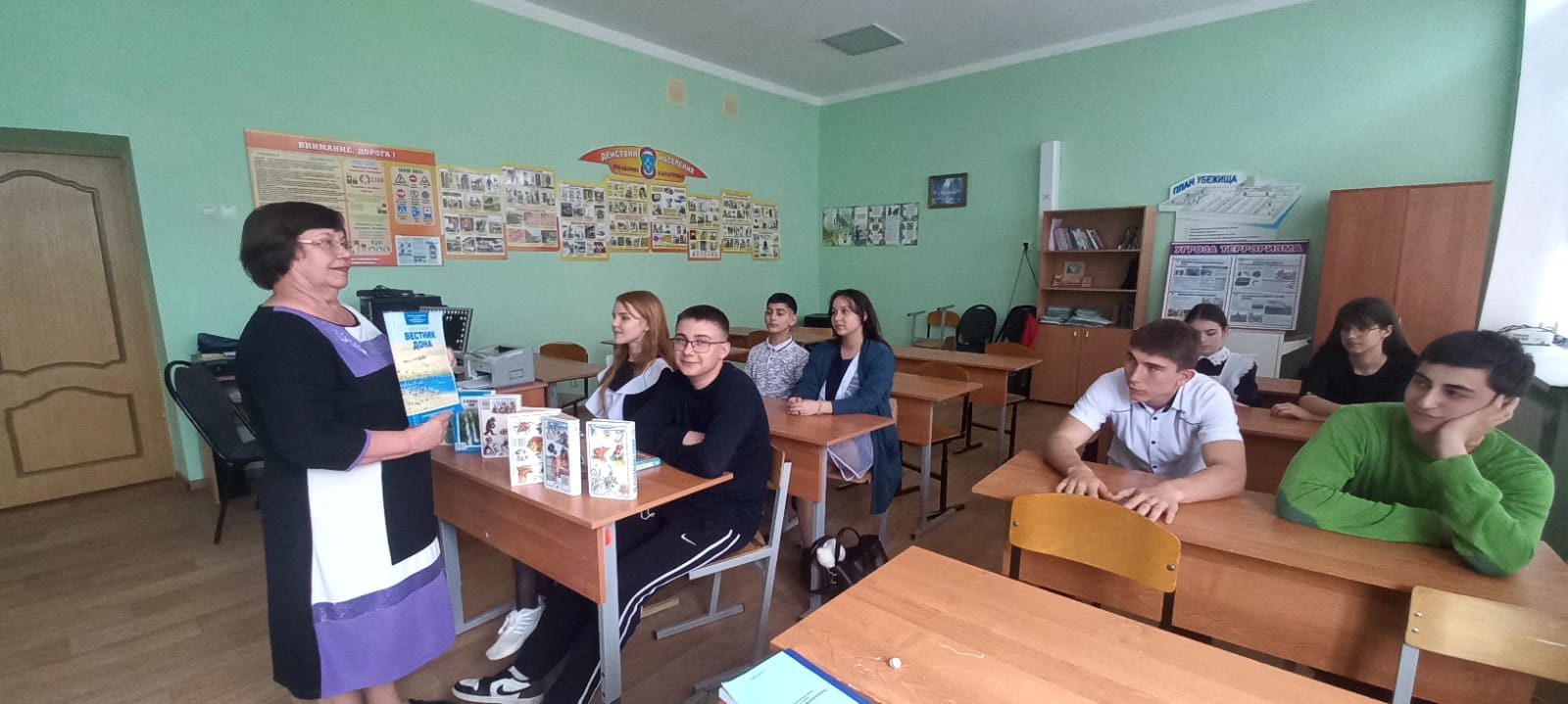 Фото 2. 22.04.2024 Познавательная игра Земля наш общий дом в Кутейниковском отделе