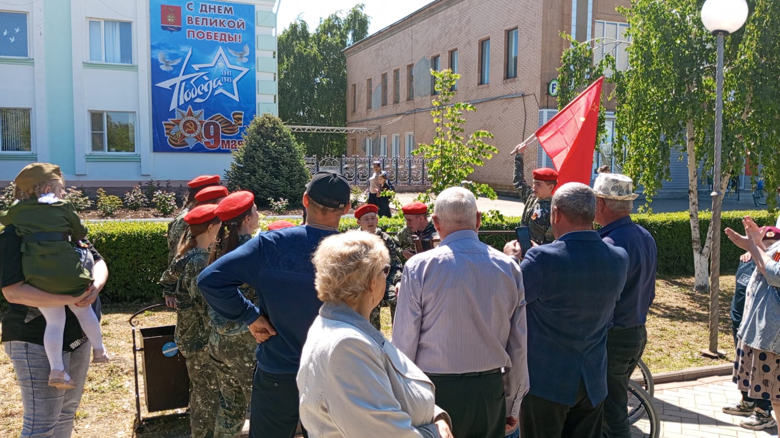 Фото 5. 09.05.2024 Уличная акция Песни военных лет. ДБ