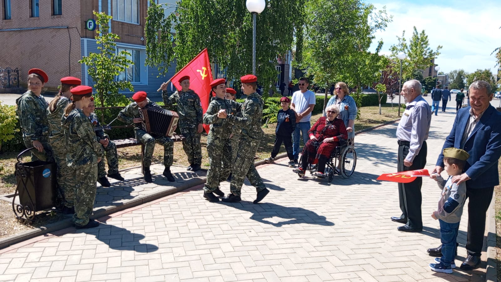 Фото 7. 09.05.2024 Уличная акция Песни военных лет. ДБ