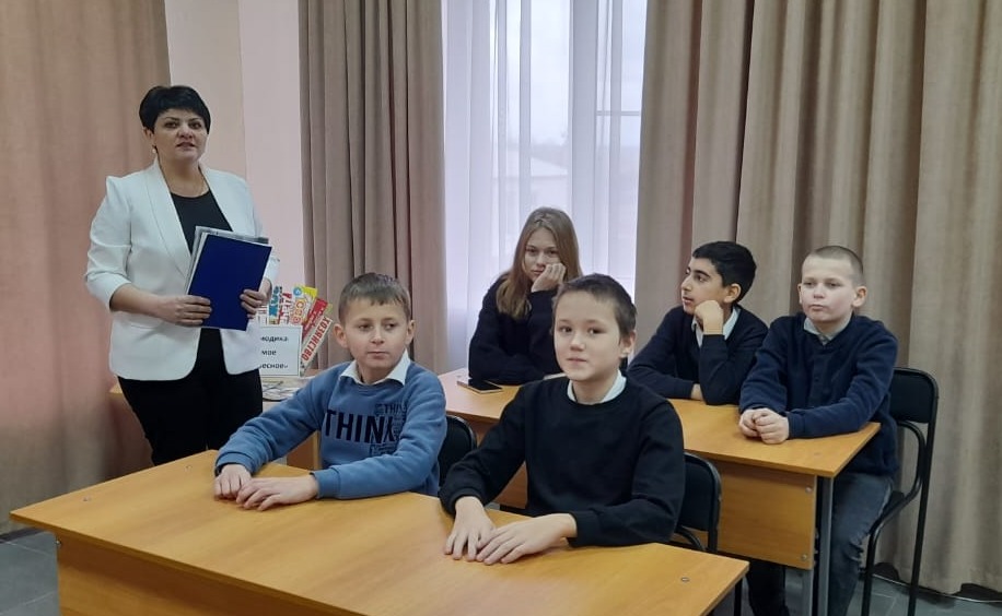 Фото 2 10.02.2025 Патриотический час 4 строчки о войне в Верхоломовском отделе