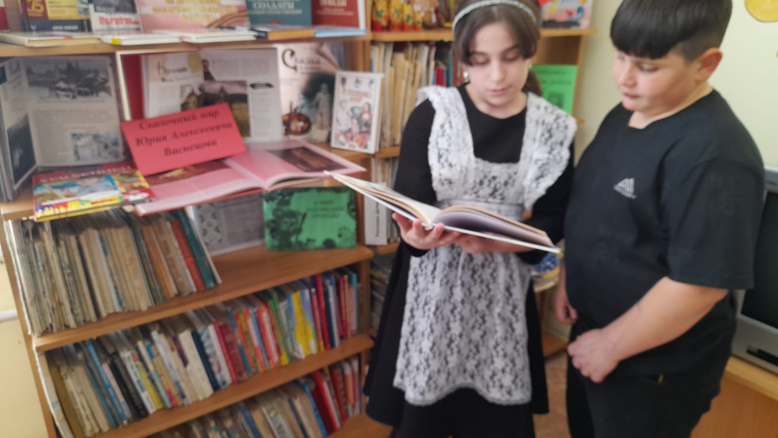 фото 3 ДБ 4.04.2025 книжно иллюстративная выставка Сказочный мир Васнецова в Кутейниковском отделе