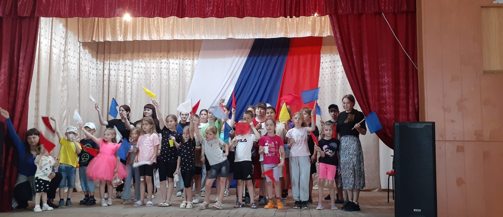 Фото_4_02.06.2025_Игровая_программа_Пусть_детство_звонкое_смеётся_в_Савоськинском_отделе.jpeg